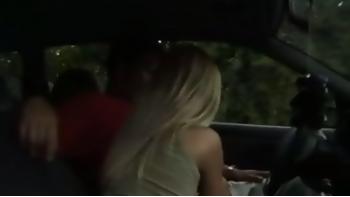 Amatorski sex Oralny w samochodzie