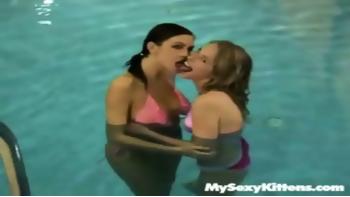 Kocięta lesbijki bawią u бассейна