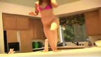 Christie skacze na wibrator na кухне